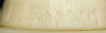 LOUIS SOSSON (XIX-XXème) Cendrier circulaire creux en onyx beige veiné brun présentant...