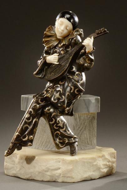 SARCHJ ? Epreuve en bronze à patine noire, dorée et argentée figurant Pierrot musicien....
