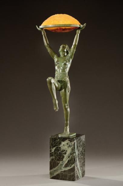 MAX LE VERRIER (1891-1973) Sculpture formant veilleuse en bronze à patine vert antique...