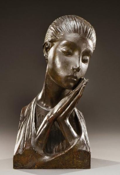 Auguste GUENOT (1882-1966) Epreuve en bronze à patine brune figurant une jeune femme...