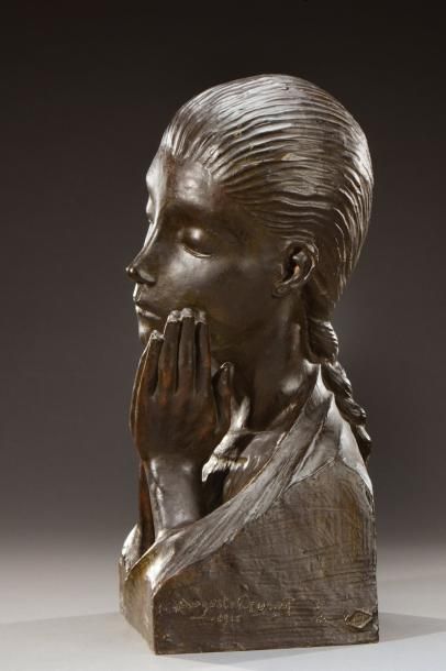 Auguste GUENOT (1882-1966) Epreuve en bronze à patine brune figurant une jeune femme...