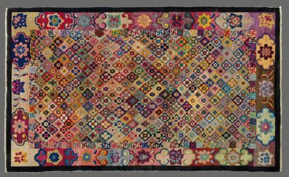 TRAVAIL ASIATIQUE 1930 Tapis rectangulaire en laine à décor polychrome de motifs...