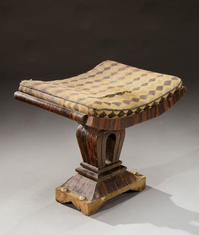 TRAVAIL 1925 Petit tabouret une place, à assise cintrée recouverte d'un tissu à motif...