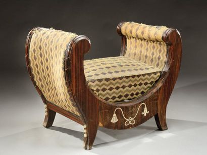 TRAVAIL 1925 Rare fauteuil curule à découpe galbée moulurée en placage d'ébène de...