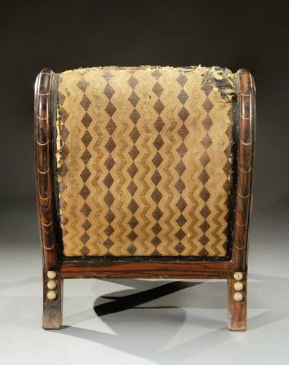 TRAVAIL 1925 Rare fauteuil curule à découpe galbée moulurée en placage d'ébène de...