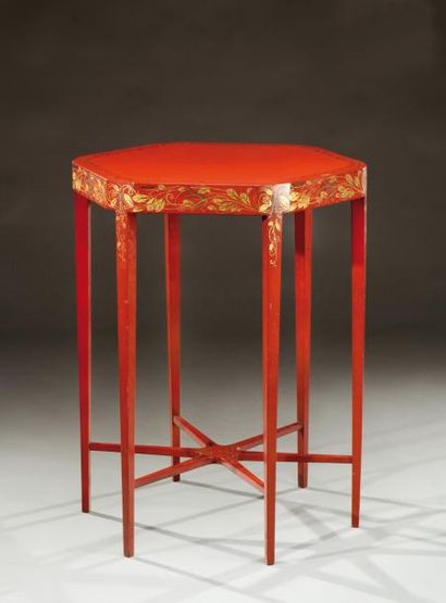Léon JALLOT (1874-1967) Guéridon en bois laqué rouge présentant un plateau hexagonale...