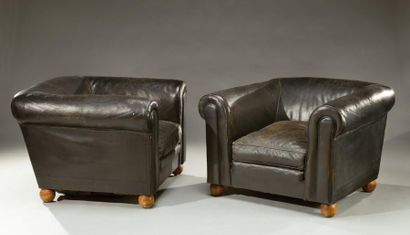 André GROULT (1884-1966) Paire de larges fauteuils cubiques à dossiers et accotoirs...