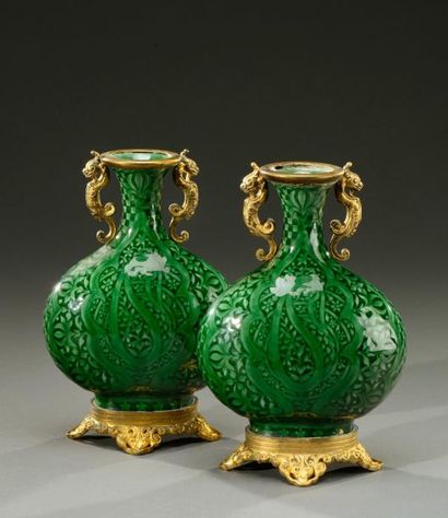 Théodore DECK (1823-1891) Paire de vases de forme balustre en céramique émaillée...