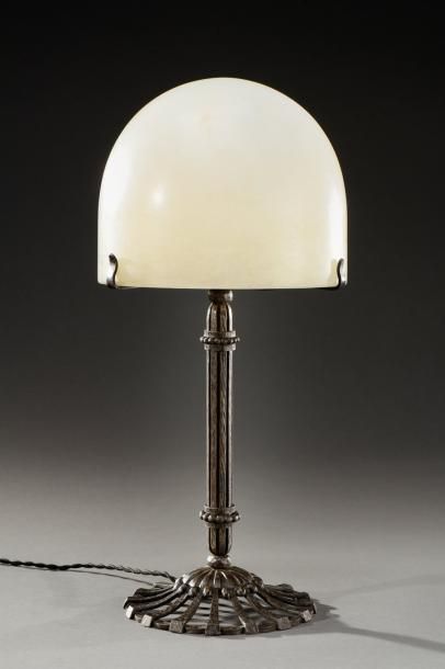 Raymond SUBES (1893-1970) Lampe de bureau en fer forgé à fût cylindrique rainuré...