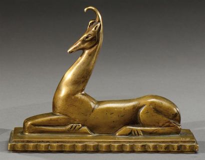 EDGAR BRANDT (1880-1960) Presse-papiers en bronze figurant une antilope assise. Cachet...