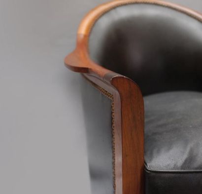 Jules LELEU (1883-1961) Rare paire de fauteuils en palissandre à dossier cintré se...