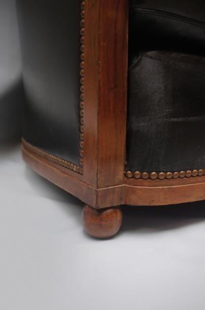 Jules LELEU (1883-1961) Rare paire de fauteuils en palissandre à dossier cintré se...