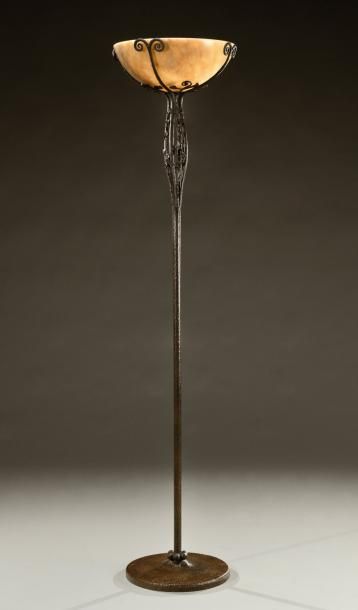EDGAR BRANDT (1880-1960) Rare lampadaire en fer forgé martelé présentant un fût cylindrique...