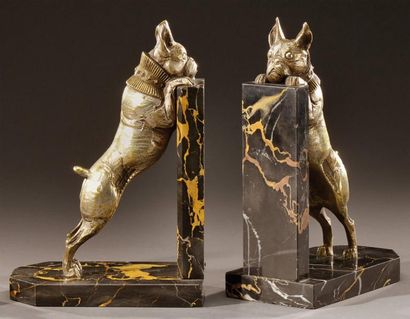 André Vincent BECQUEREL (1883-1981) Paire de serre-livres en bronze à patine argentée...