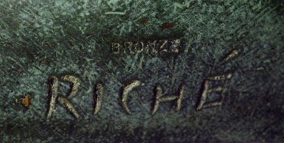 Louis RICHE (1877-1949) Pendule aux ours en bronze à patine verte, laiton doré, marbre...