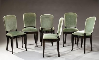 JACQUES ADNET (1900-1984) Suite de six chaises en bois laqué noir à dossier et assise...