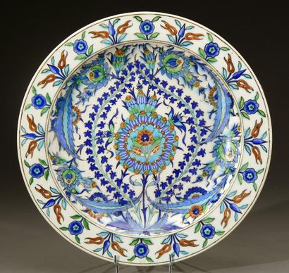 Théodore DECK (1823-1891) Important plat circulaire en céramique émaillée à décor...
