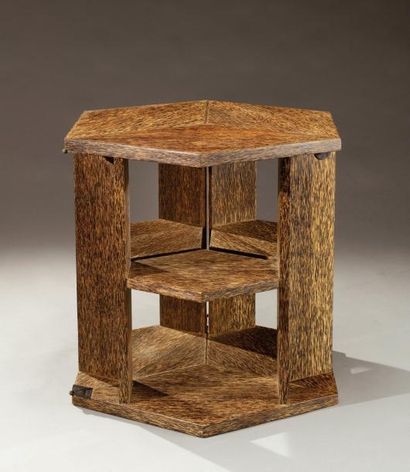 Eugène PRINTZ (1889-1948) Rare table bibliothèque en placage de bois de palmier présentant...