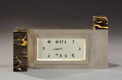 JEAN-EMILE PUIFORCAT (1897-195) Rare pendule de table moderniste à boîtier rectangulaire...
