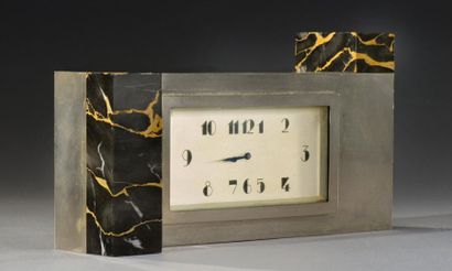 JEAN-EMILE PUIFORCAT (1897-195) Rare pendule de table moderniste à boîtier rectangulaire...