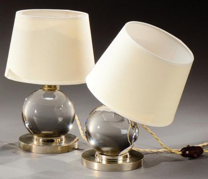 JACQUES ADNET (1900-1984) Paire de lampes de table modernistes composées d'une boule...