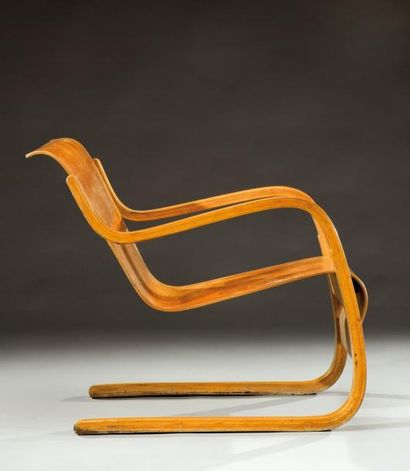 Alvar Aalto (1898-1976) Fauteuil modèle «Cantilever» à dossier et accotoirs en bois...