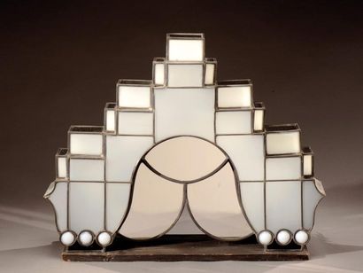 Jacques Gruber (1870-1936) Rare lampe de table moderniste à armature géométrique...