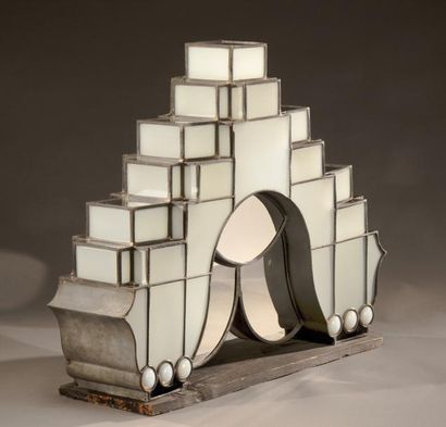 Jacques Gruber (1870-1936) Rare lampe de table moderniste à armature géométrique...
