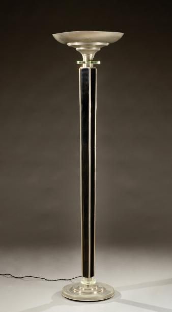 JACQUES ADNET (1900-1984) Lampadaire à fût gainé en bois laqué noir souligné verticalement...