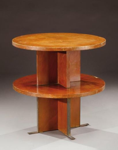 DJO BOURGEOIS, attribué à Petite table d'appoint moderniste en placage de noyer présentant...