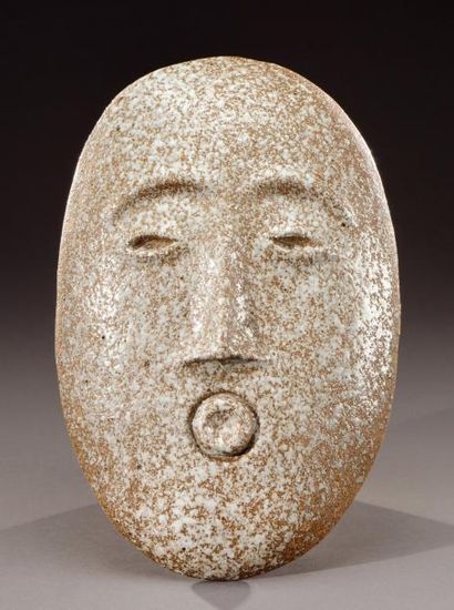 Jean BESNARD (1889-1958) Rare masque en céramique émaillée jaspée blanc et nuancée...