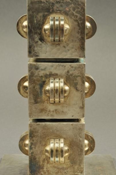 Jean DESPRES (1889-1980) Rare paire de bougeoirs modernistes en métal argenté à surface...