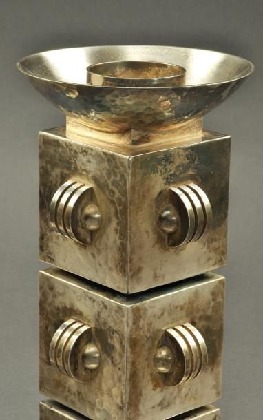 Jean DESPRES (1889-1980) Rare paire de bougeoirs modernistes en métal argenté à surface...