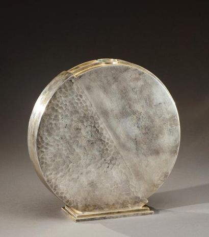 Jean DESPRES (1889-1980) Vase soliflore moderniste en forme de médaillon plat souligné...