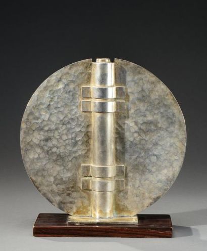 Jean DESPRES (1889-1980) Vase soliflore moderniste en forme de médaillon plat en...
