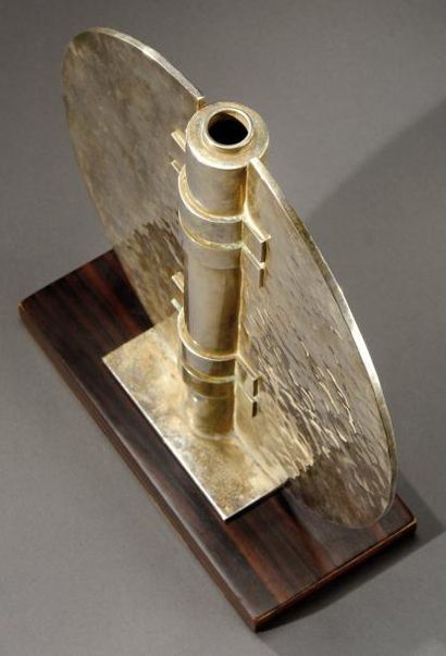 Jean DESPRES (1889-1980) Vase soliflore moderniste en forme de médaillon plat en...