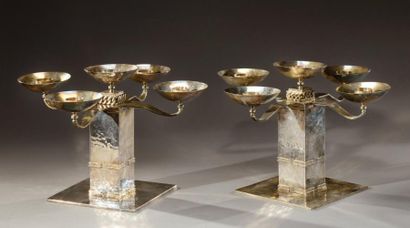 Jean DESPRES (1889-1980) Exceptionnelle paire de bougeoirs en métal argenté à surface...