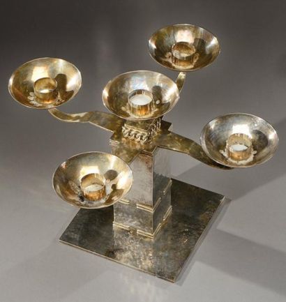 Jean DESPRES (1889-1980) Exceptionnelle paire de bougeoirs en métal argenté à surface...