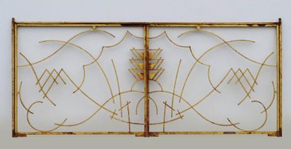 Raymond SUBES (1893-1970) Rare paire de grilles de séparation en fer battu doré à...