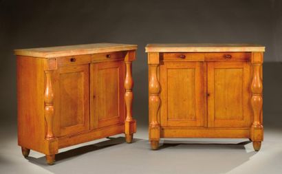 JEAN-CHARLES MOREUX (1889-1965) Paire de meubles à hauteur d'appui en chêne massif...