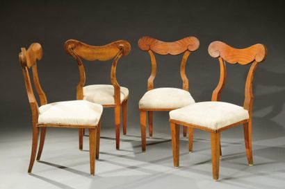 JEAN-CHARLES MOREUX (1889-1965) Suite de quatre chaises en chêne à dossiers mouvementés...