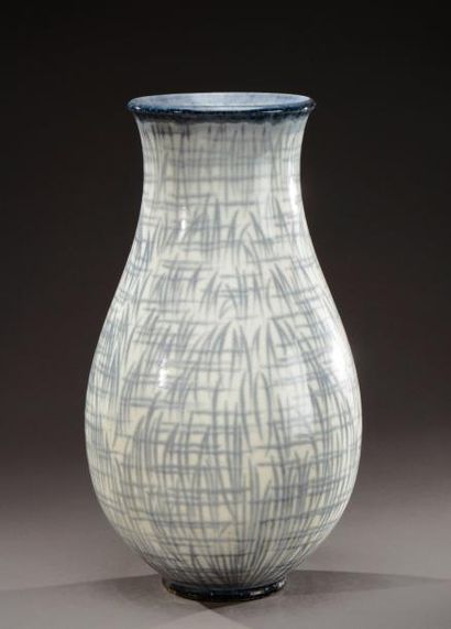 MANUFACTURE NATIONALE DE SEVRES décor de P.GAUCHER Vase de forme ovoïde à long col...