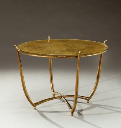 René DROUET (1899-1993) Table basse à plateau circulaire en miroir églomisé à fond...