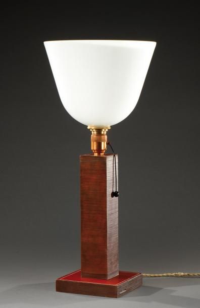 PAUL DUPRE-LAFON (1900-1971) et HERMES PARIS Lampe de bureau à fût quadrangulaire...