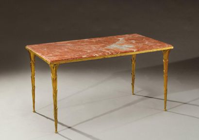 Maison BAGUÈS Table basse en bronze doré à plateau rectangulaire en marbre rouge...