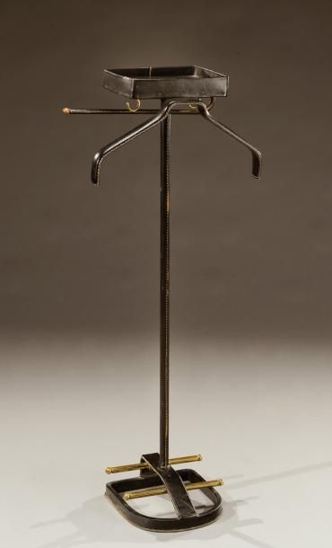 JACQUES ADNET (1900-1984) Valet de nuit à armature tubulaire en métal entièrement...