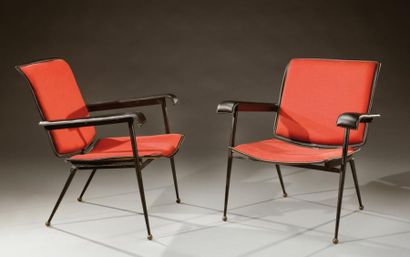 JACQUES ADNET (1900-1984) Paire de fauteuils à dossier et accotoirs légèrement courbé...