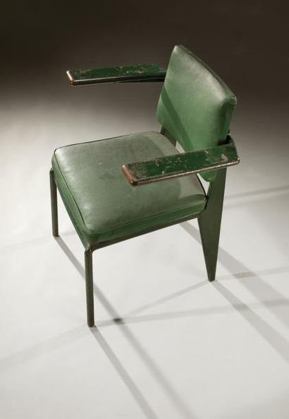 JEAN PROUVE (1901-1984) pour la CPDE Rare fauteuil en métal laqué vert à assise carrée,...