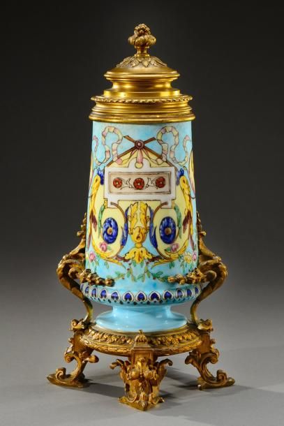 Théodore DECK (1823-1891) Pot couvert à monture en bronze doré à motifs feuillagés...