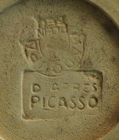Pablo Picasso (1881-1973) Pichet modèle «Petite chouette» en terre de faïence blanche...